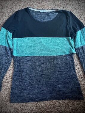 Colorblock teal and gray nursing long sleeve tee.